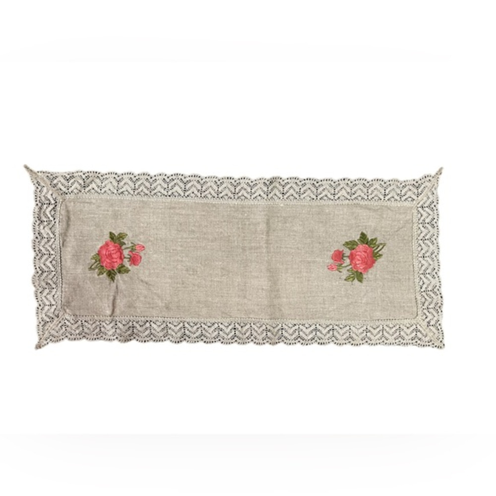 Embroidered Doily with‎ Roses. H39